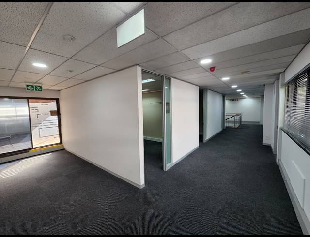 924M² OFFICE TO LET IN PINELANDS